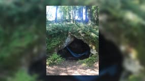 Une grotte située à Couze-et-Saint-Front, en Dordogne, et mise en vente avec une longère, juillet 2024. 