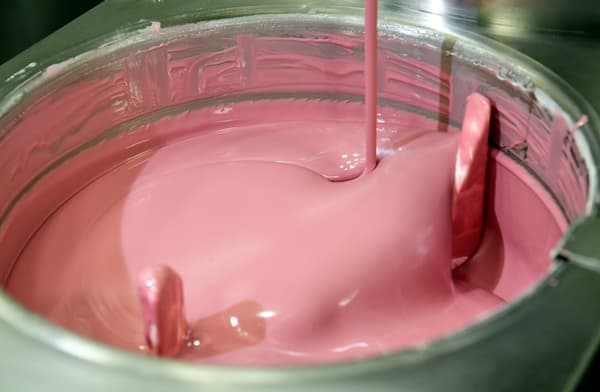 Le chocolat "Ruby", de couleur rose, présenté par le groupe suisse Barry Callebaut dans son usine de Lebbeke-Wieze (Belgique), le 18 septembre 2017 (photo d'illustration).