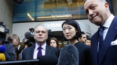Les ministres Bernard Cazeneuve (Intérieur), Fleur Pellerin (Culture), Laurent Fabius (Affaires étrangères) devant le siège de TV5 Monde, à Paris le 9 avril 2015, après le piratage.