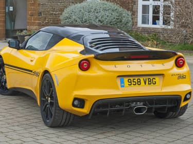 Deux places, un poids plume et un gros V6 3,5l, Lotus sait parler aux amoureux de vitesse.
