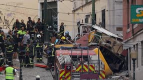 
La police et les pompiers interviennent sur le site d'un accident de funiculaire à Lisbonne, le 3 septembre 2025