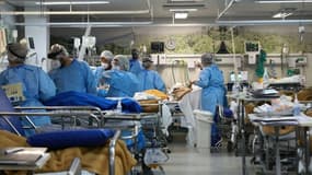 Des soignants s'occupent de malades atteints du Covid-19, dans les urgences bondées d'un hôpital de Porto Alegre (sud du Brésil), le 11 mars 2021. (Photo d'illustration)