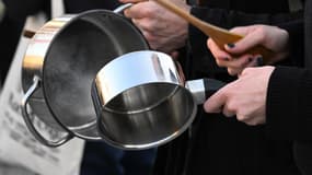 Des milliers de personnes ont manifesté en France après l'allocution d'Emmanuel Macron, accompagnées par leurs casseroles.