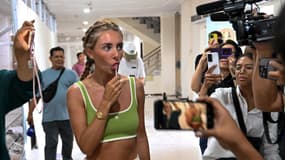 La créatrice de contenu pornographique Bonnie Blue arrive le 11 décembre 2025 à l'office de l'immigration Ngurah Rai à Jimbaran sur l'île touristique de Bali