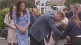 Le Prince William au secours d'un dignitaire qui a trébuché derrière lui lors de sa visite dans l'Essex.