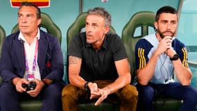 Luis Enrique entouré de Joaquin Valdes (à gauche) et Rafel Pol (à droite) pendant le Mondial 2022