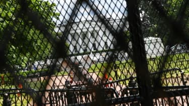 La Maison Blanche, vue derrière plusieurs rangées de grillages, à Washington, le 5 juin 2020