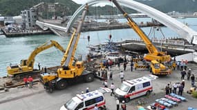 Les secours sont sur place dans la baie de Nanfangao, dans la ville de Suao, à Taiwan, où un pont s'est effondré