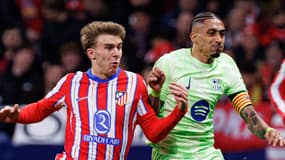 Lucas Barrios au duel avec Raphinha lors du choc Atletico-Barça, le 16 mars 2025