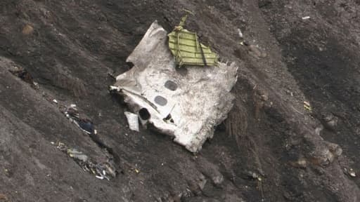 Image tirée d'une vidéo, le 24 mars 2015, montrant un débris de l'Airbus A320 de la Germanwings sur les lieux du crash dans les Alpes françaises, près de Seyne Image tirée d'une vidéo, le 24 mars 2015, montrant un débris de l'Airbus A320 de la Germanwings sur les lieux du crash dans les Alpes françaises, près de Seyne