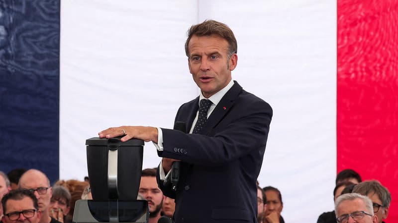 Dénonçant la "folie" du "défaitisme qu'on entend sur la France", Emmanuel Macron, dans l'usine de Thermomix, promet des annonces d'investissements "formidables"