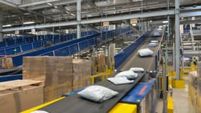 La plateforme Colissimo de Douvrin traite des centaines de milliers de colis par jour pendant la période de Noël.