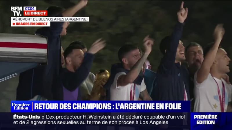 Une foule de supporters argentins réunis pour accueillir leurs champions en plein milieu de la nuit