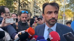 Le maire de Lyon Grégory Doucet, le 9 avril 2025, à la sortie de sa garde à vue.