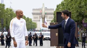 Tony Estanguet remet la flamme olympique à Thierry Henry, le 14 juillet 2024