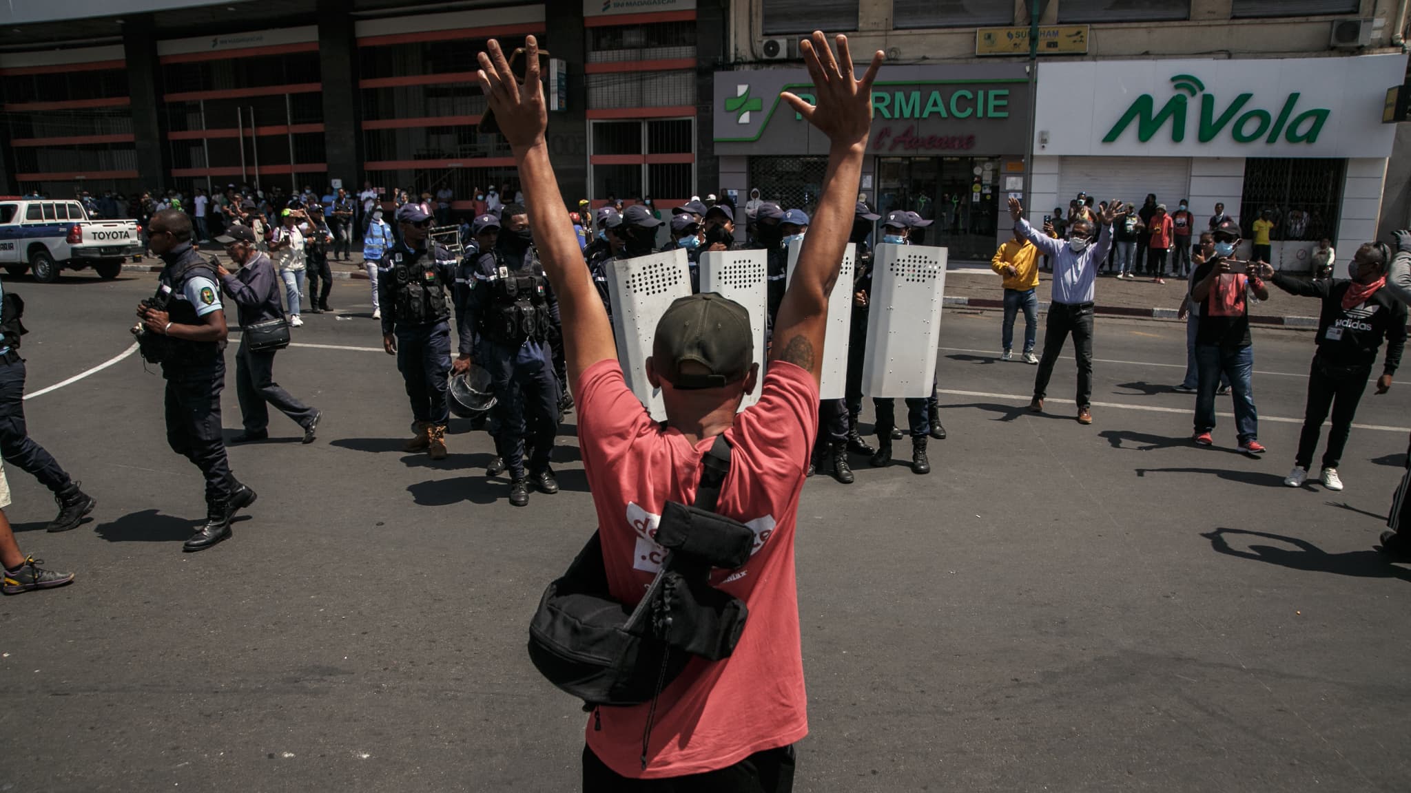 Un manifestant fait un geste en direction des forces de sécurité lors d'une manifestation contre les coupures répétées d'eau et d'électricité à Antananarivo, le 25 septembre 2025. 