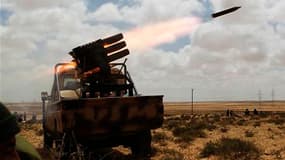 Des insurgés répliquent d'un lancer de roquette à des tirs des forces loyales à Mouammar Kadhafi près de Brega. Les rebelles massés autour de ce port se préparent à lancer une contre-offensive, après avoir passé trois jours à reculer devant l'armée libyen