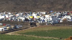 Des véhicules installés sur un terrain de Fontjoncouse (Aude) le dimanche 31 août 2025 à l'occasion d'une rave-party sauvage.
