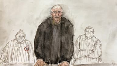 Ce croquis du tribunal, réalisé le 24 février 2025, montre le chirurgien à la retraite Joël Le Scouarnec s'exprimant lors d'une audience le jour de l'ouverture de son procès pour agression ou viol sur 299 patientes au tribunal correctionnel de Vannes.
