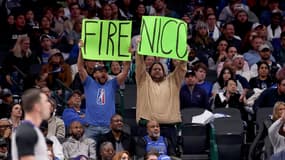 "Virez Nico", deux fans de Dallas manifestent leur mécontentement contre le manager général Nico Harrison lors de la défaite contre Sacramento (128-129), le 10 février 2025