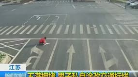 Un passant repeint les voies, le 27 septembre 2017 à Lianyungang en Chine. 