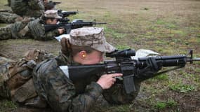 Des recrues féminines de la marine américaine dans un camp d'entraînement