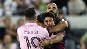 Le garde du corps de Lionel Messi empêche un fan de s'approcher de lui pendant un match de l'inter Miami, septembre 2023