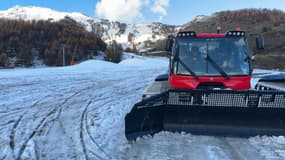 Une dameuse à la station d'Auron en novembre 2024