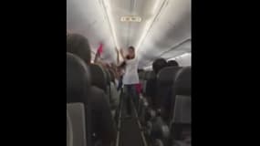 Une hôtesse de l'air de SpiceJet effectue une danse dans le couloir de l'avion.