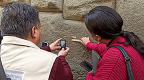Photo diffusée par le ministère péruvien de la Culture montrant des spécialistes observer les dégâts causés sur la pierre historique des « 12 Angles » après qu'elle a été vandalisée à Cusco, dans le sud du Pérou, le 18 février 2025. 