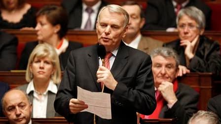 Jean-Marc Ayrault, président du groupe socialiste à l'Assemblée, estime que les "primaires" visant à désigner le candidat du PS pour la présidentielle doivent se tenir comme prévu, alors que des voix s'élèvent pour dénoncer cette procédure au moment où le