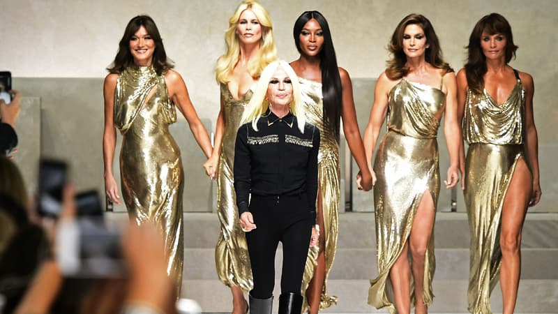 Carla Bruni, Claudia Schiffer, Naomi Campbell, Cindy Crawford et Helena Christensen défile avec Donatella Versace lors de la Fashion Week de Mila, le 22 septembre 2017