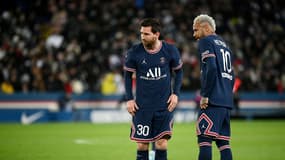 Les attaquants du PSG Lionel Messi et Neymar lors d'un match contre Saint-Etienne au Parc des Princes, le 26 février 2022