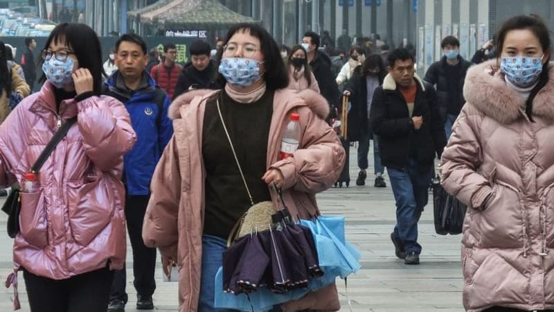 Des passants dans la province de Hubei.