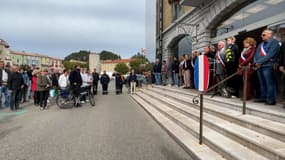 Un rassemblement en hommage à Dominique Bernard, enseignant tué au couteau, a eu lieu ce lundi 16 octobre à Sisteron. 