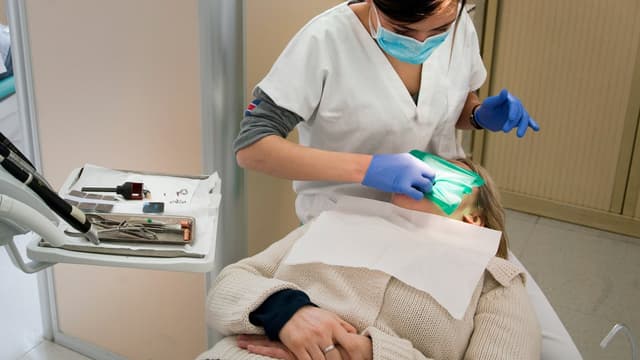 Depuis le 1er avril 2019, mes prix de certaines prothèses dentaires sont plafonnés. D'autres plafonds de prix complèteront cette liste début 2020, puis début 2021, dans le cadre de la réforme du "reste à charge zéro".