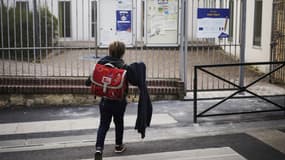 Un enfant près de son école à Caen (Photo d'illustration) en 2018. 