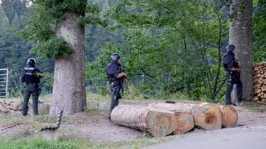 Des policiers allemands sont déployés le 13 juillet 2020 sur une route près de la localité d'Oppenau pour retrouver un fugitif lourdement armé et caché dans la Fôret Noire.