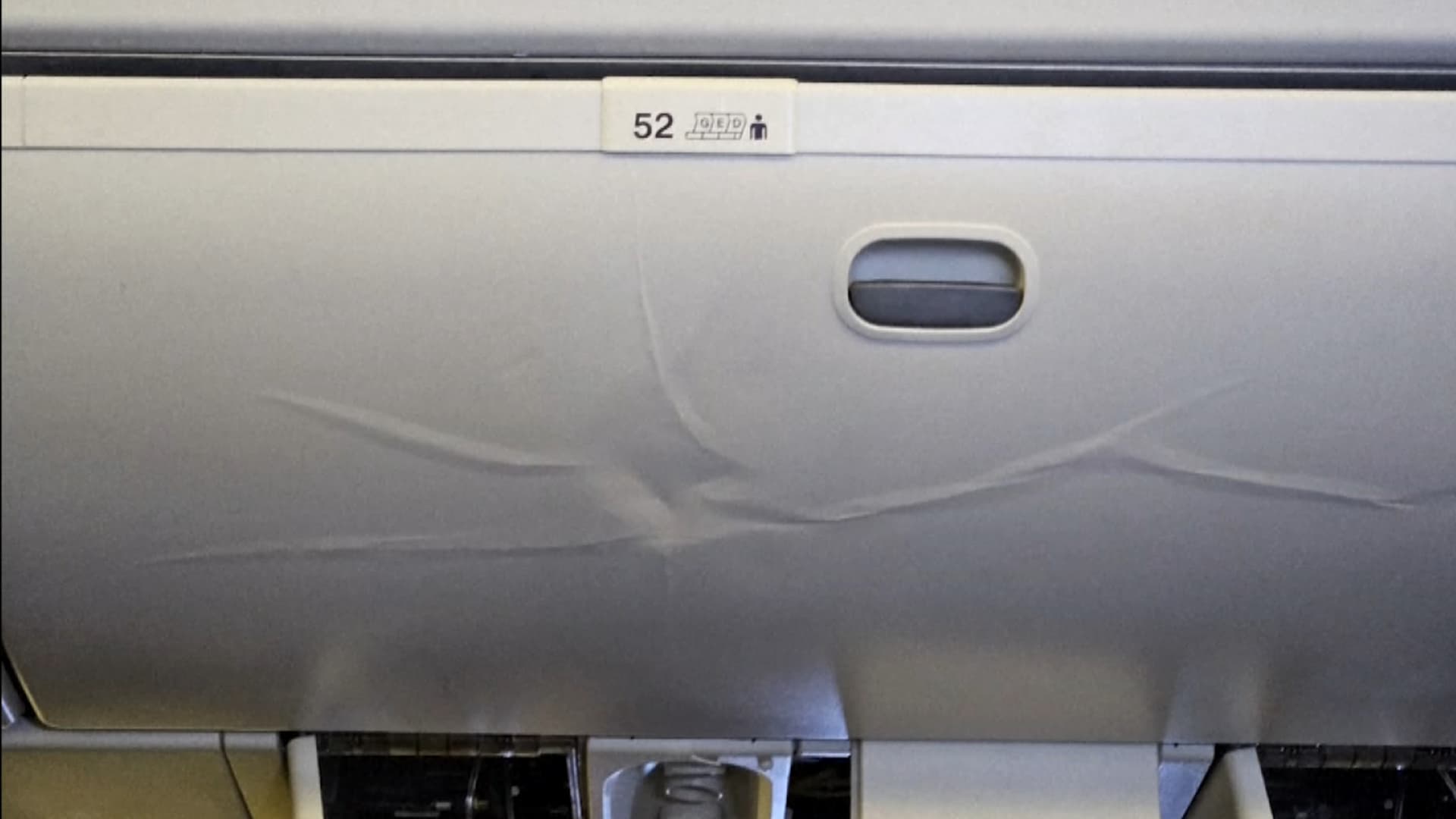 L'intérieur de l'avion Boeing 777-300ER après de fortes turbulences le 21 mai 2024.