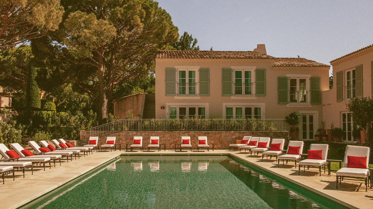 La piscine de l'hôtel Lou Pinet est un petit paradis provençal.