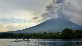 Le volcan Agung, sur l'île indonésienne de Bali, crache ds cendres, le 28 novembre 2017