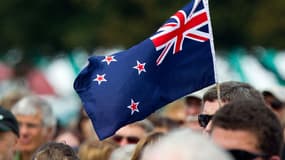 Le drapeau de la Nouvelle-Zélande, où figurent sur fond bleu l'Union Jack et quatre étoiles.