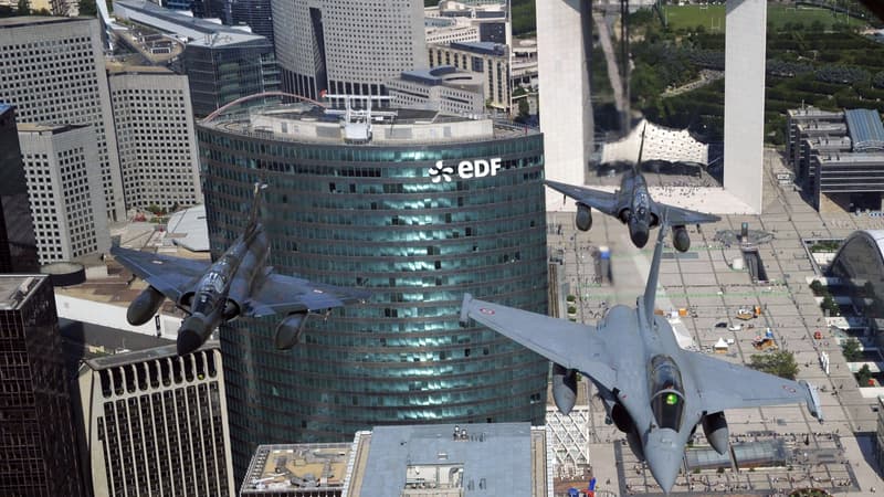 Un Rafale et deux Mirage 2000 au dessus de La Défense (image d'illustration)