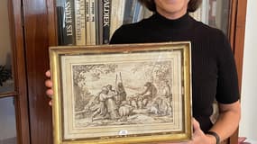 La commissaire-priseur Séverine Luneau avec le dessin de David Vinckboons découvert dans un appartement à Reims.