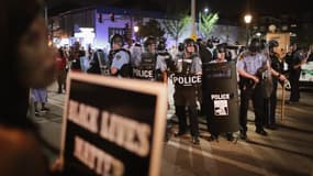 Des manifestants font face à la police à Saint-Louis, dans le Missouri, le 16 septembre 2017. 