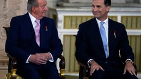 Le roi Juan Carlos et son fils  Felipe le 18 juin 2014 à Madrid lors de la décision d'abdication du roi au profit de son fils