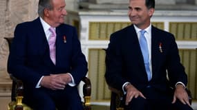 Le roi Juan Carlos et son fils  Felipe le 18 juin 2014 à Madrid lors de la décision d'abdication du roi au profit de son fils