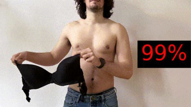 La même personne avec un soutien-gorge dans les mains a un aspect jugé à 99% comme "grivois" La même personne avec un soutien-gorge dans les mains a un aspect jugé à 99% comme "grivois"