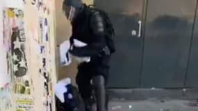 "Gilets jaunes": une vidéo montre un policier ramassant des maillots du PSG,&nbsp;l'IGPN saisie&nbsp;