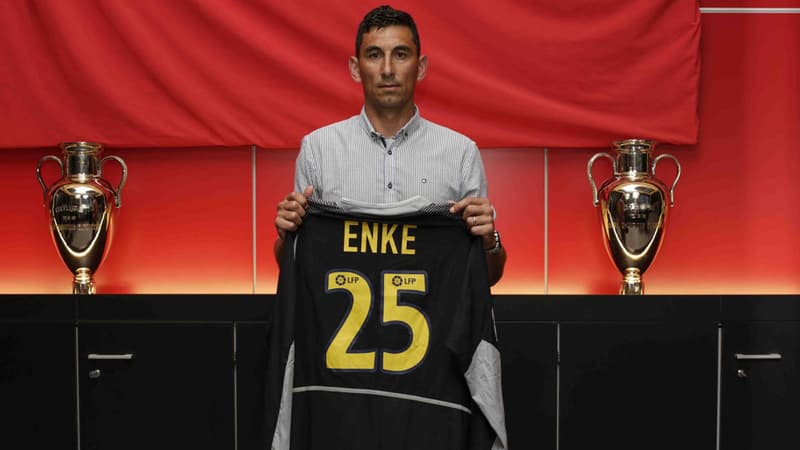 Joao Tomas remet un maillot de Robert Enke au musée de Benfica